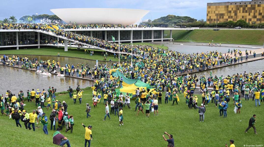 Brazil: Bolsonaro supporters storm Brazilian government buildings